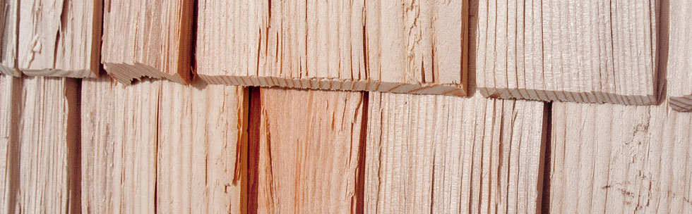 M3.jpg - Wraz z przemijaniem sezonów gont drewniany poprzez delikatne szarzenie   ukazuje unikalność swojej faktury, która zmienia się z czasem coraz   bardziej wtapiając się w otoczenie. Cecha ta sprawia że każdy metr gontu  drewnianego tworzy indywidualny rysunek powierzchni  stanowiący część  większej całości.